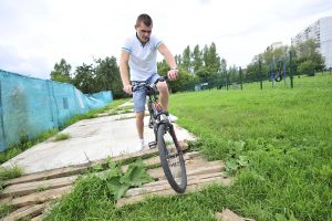 ￼￼￼26 августа 2016 года. Алексей Рыбалкин с трудом пытается про ехать по экстремальной велодорожке в районе парка «Царицыно»